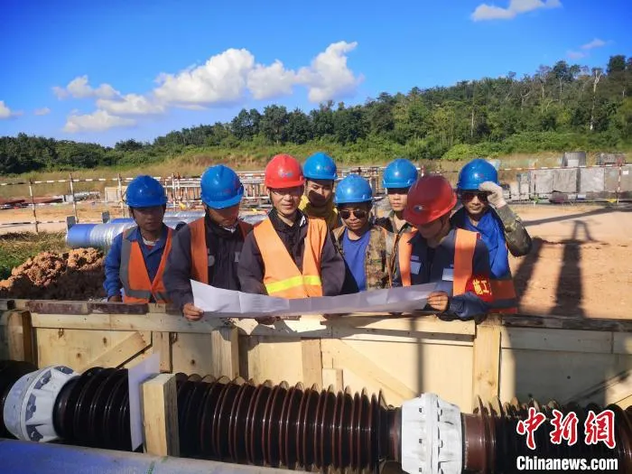 南方电网广西送变电建设公司海外建设团队在老挝500千伏帕腊变电站建设工地上，讨论施工方案。　广西电网公司 供图