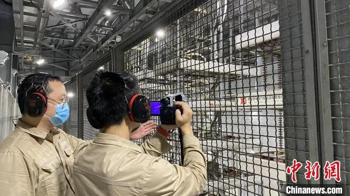 德阳直流换流站运维人员开展巡视确保设备运行正常。　刘忠俊 摄