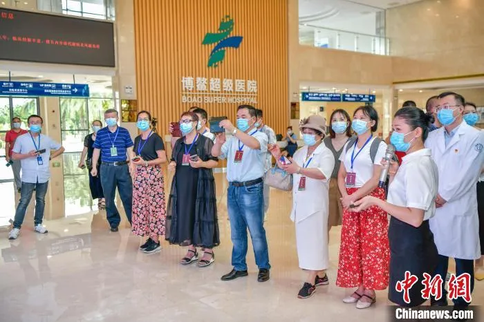 海外华文媒体代表走访博鳌超级医院。　骆云飞 摄