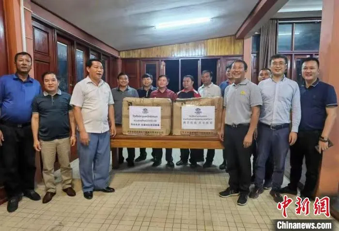 图为云南建投集团向老挝川圹省捐赠抗疫资金。　周钰杰 摄