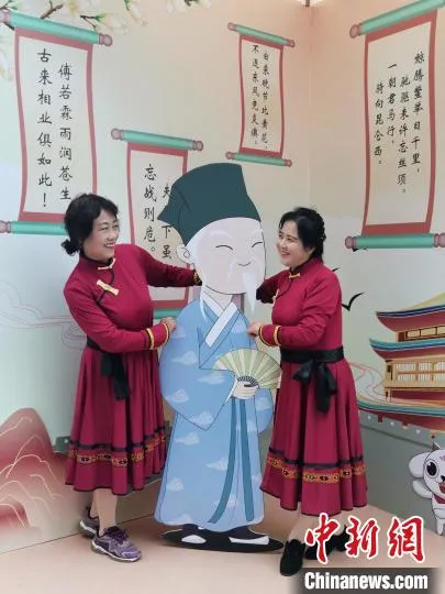 民众与“王阁老”合影留念。　高雨晴 摄