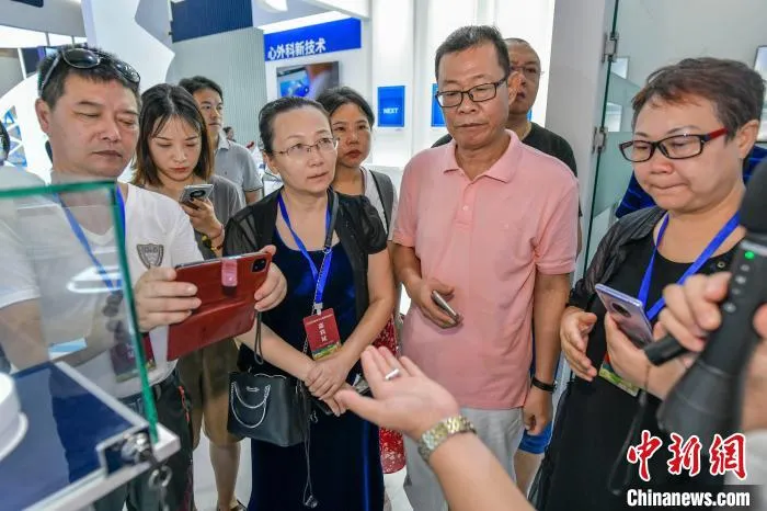 海外华文媒体代表参观乐城先行区“‘永不落幕’博鳌乐城国际创新药械展”。　骆云飞 摄