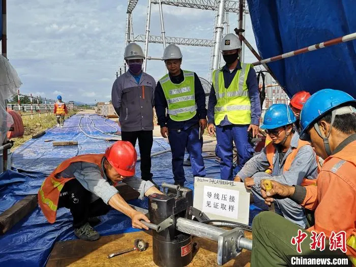 南方电网广西送变电建设公司在老挝500千伏帕腊变电站建设工地，为老挝当地工人开设工余小课堂。　广西电网公司 供图