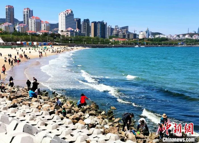 资料图：烟台海水浴场吸引市民游客观光。　赵晓 摄