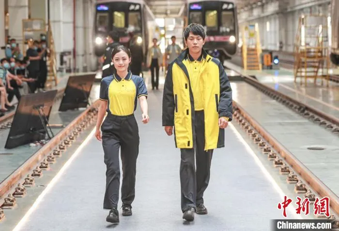 15日，京港地铁发布第二代员工制服。图为京港地铁员工在发布会现场展示新制服。　中新社记者 贾天勇 摄