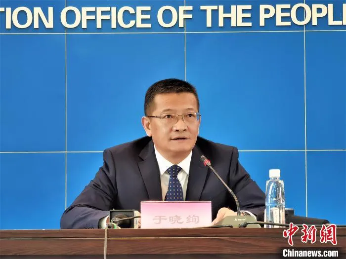 图为国家税务总局青海省税务局党委委员、总会计师于晓绚介绍《实施方案》相关情况。　祁增蓓 摄