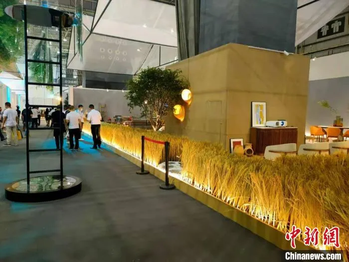 图为展会现场具有设计感的展区。　李纯 摄