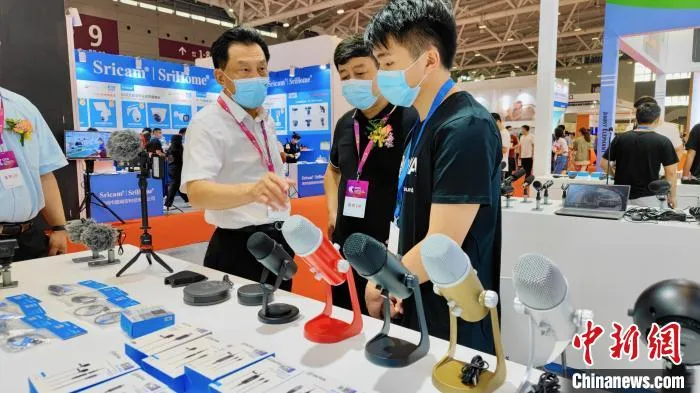 图为客商在展览会上寻找商机。陈文 摄