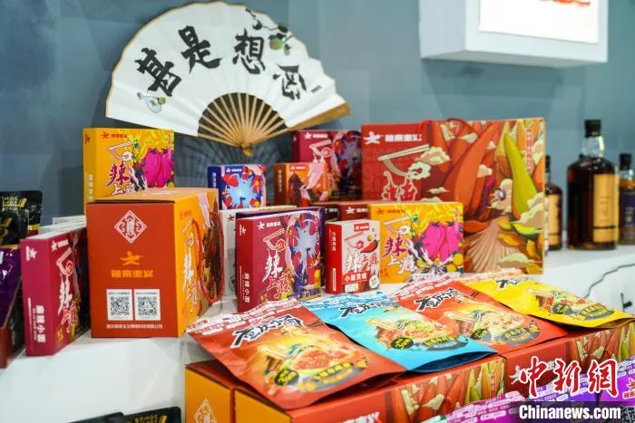 图为第十八届中国西部国际博览会重庆馆内展示的重庆特色优势产品。　重庆市商务委供图