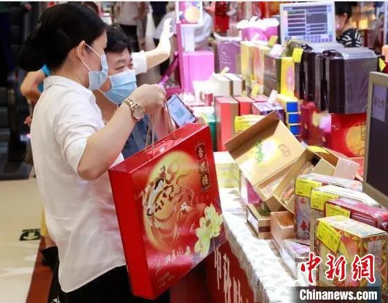 一年一度中秋佳节即将到来，月饼市场再度火热。(资料图) 汤彦俊 摄