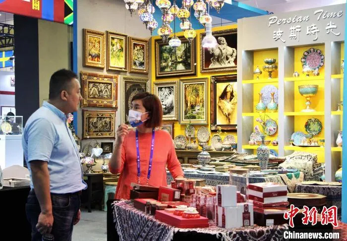 17国驻华相关文旅机构携特色工艺品、文创展品等亮相中国文旅博览会。　赵晓 摄