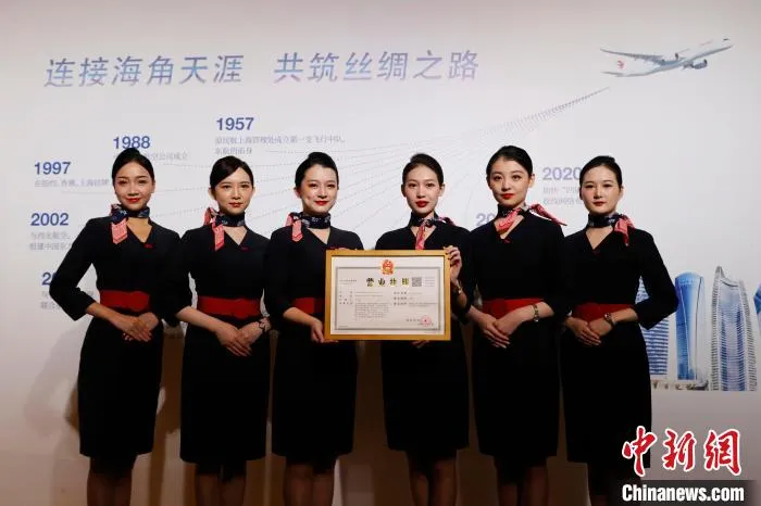 乘务员展示东航海南分公司营业执照。　殷立勤 摄