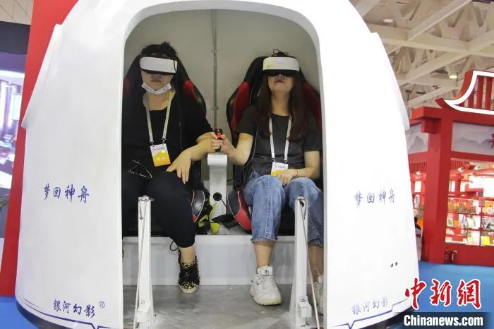 “VR梦回神舟”带体验者乘上神舟，秒变宇航员，遨游浩淼太空。　赵晓 摄