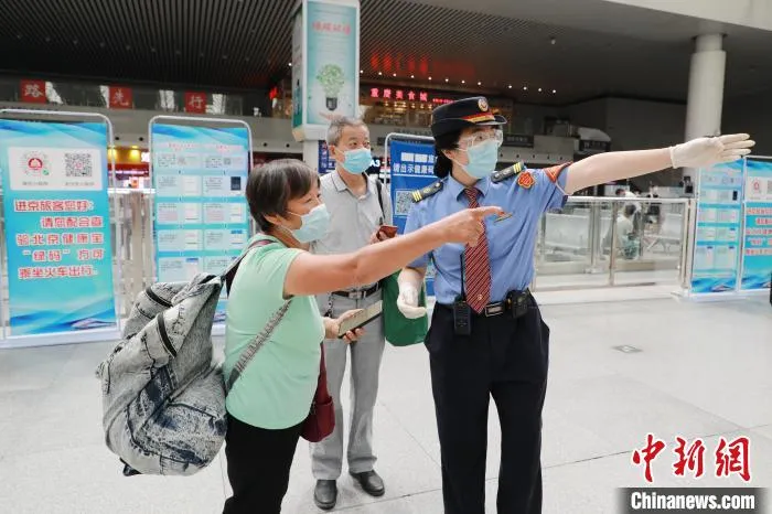 图为工作人员正在引导旅客候车。　张杰 　摄