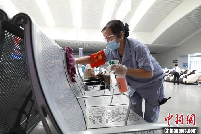 图为工作人员正在对候车区域进行消杀。