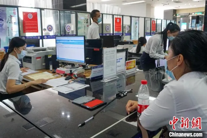图为民众在三亚市不动产登记中心办理业务。凌楠 摄