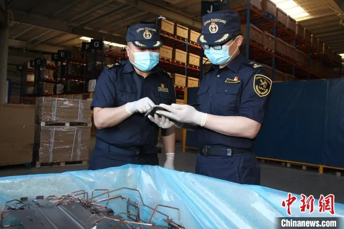 哈尔滨海关所属大庆海关关员对进口汽车零配件实施查验。　哈尔滨海关供图