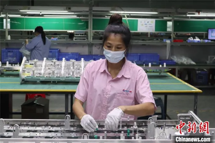 图为振亮精密科技生产线上的工人。　孙秋霞 摄