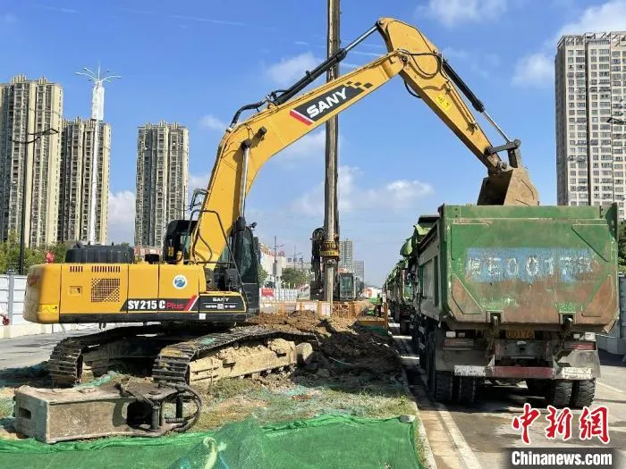 在宁马城际铁路马鞍山段项目施工现场，施工作业车正在运送土方。　韩新亮 摄