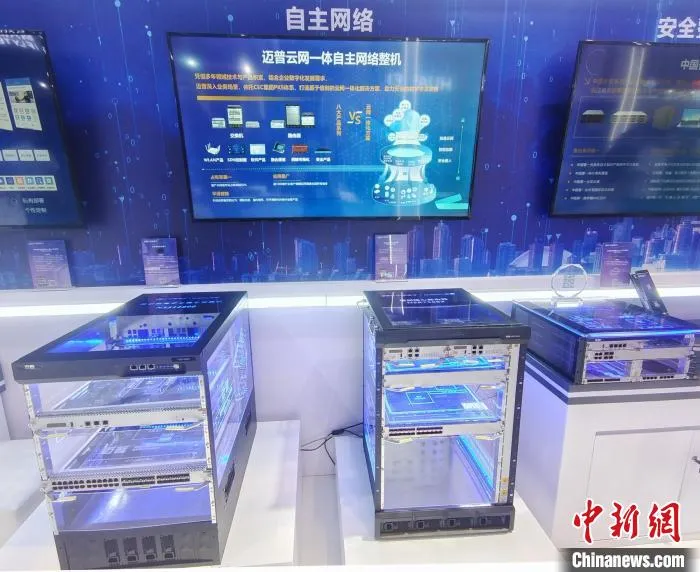 “计算创新与数字赋能专题展”展出的产品。　唐小晴 摄