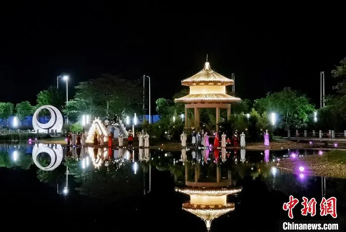 点莲花灯祈福民俗 翟李强 摄