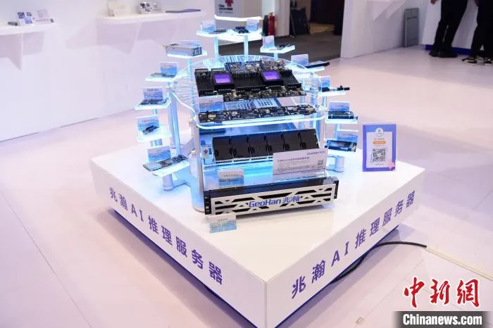 兆翰AI推理服务器。　杨华峰 摄