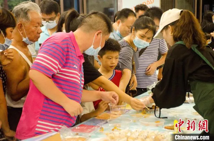 月饼试吃活动 翟李强 摄