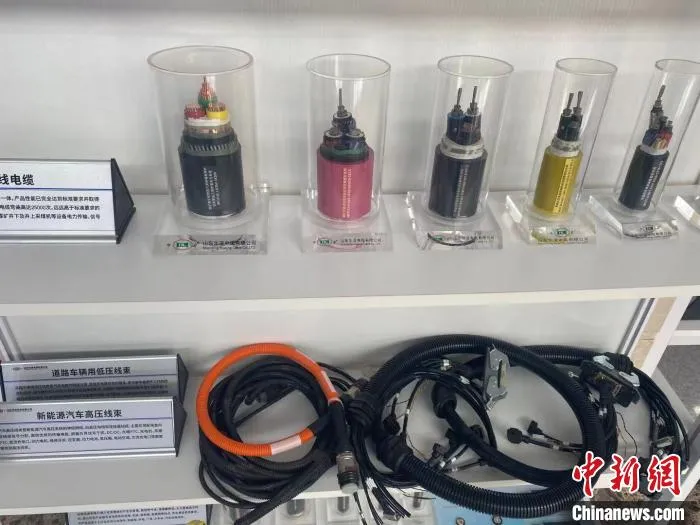 山东华凌电缆有限公司自主研发出薄壁绝缘机车电缆，打破了国外产品垄断。　吕妍 摄