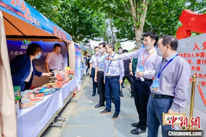 会议现场展台。　主办方供图