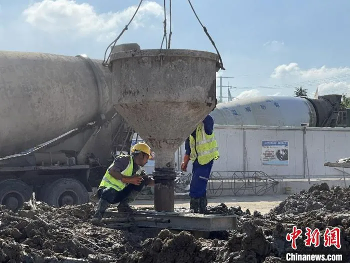 在宁马城际铁路马鞍山段项目施工现场，工人们正在紧张作业。　韩新亮 摄