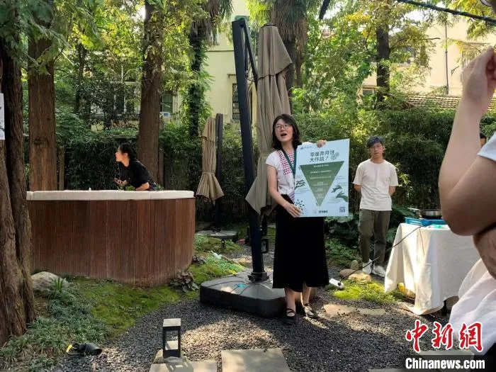 图为月饼改造线下工作坊现场。　李姝徵 摄