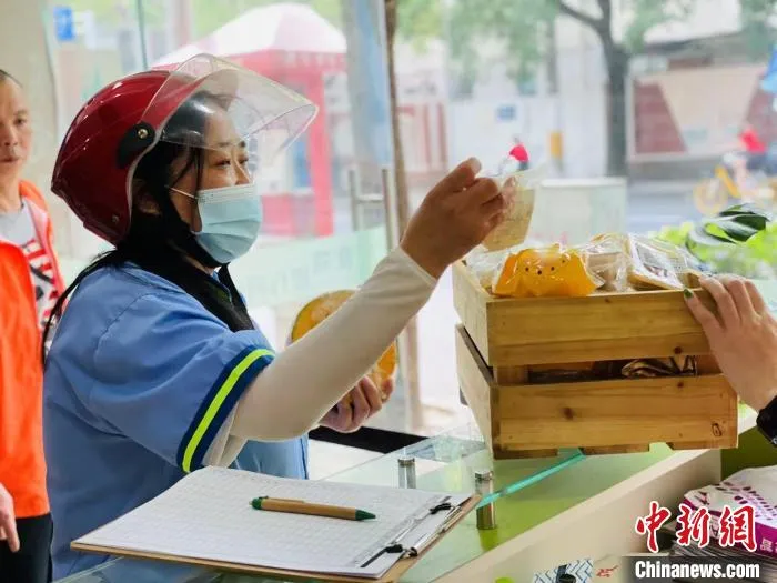 民众前往分发点领取月饼。　绿洲食物银行供图