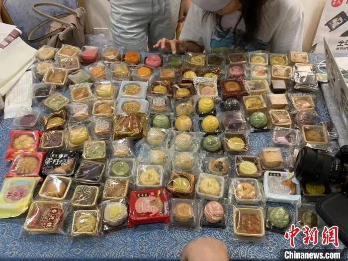 活动组织者正在清点民众捐赠的月饼。　“明日之路”行动小组供图