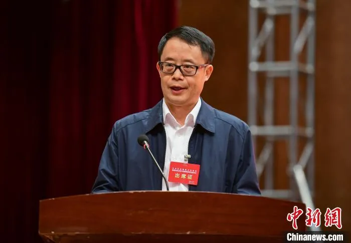 图为央企代表作交流发言。　贡嘎来松 摄