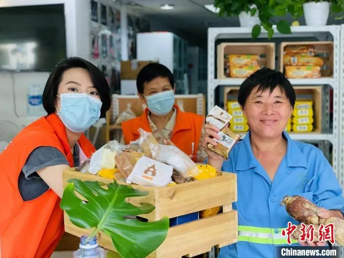 环卫工人领取由民众捐赠的月饼。　绿洲食物银行供图