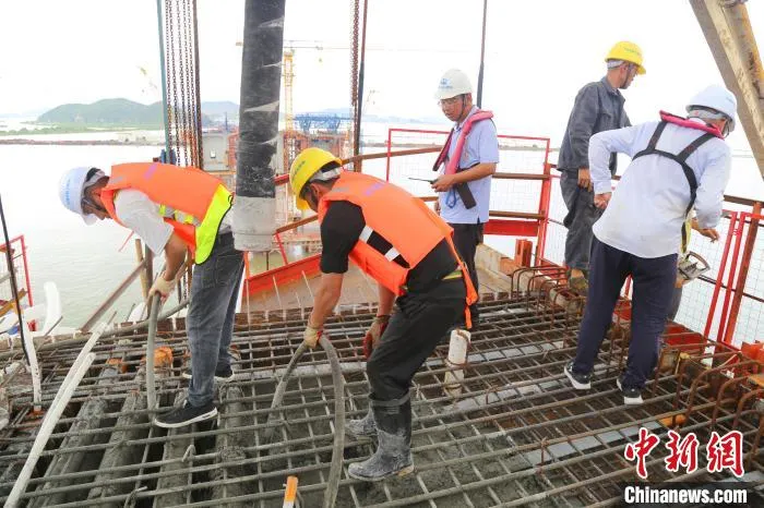 员工正在珠机城际铁路金海大桥项目鹤洲侧68号墩(左幅)浇筑1号块混凝土情景。　孟庆虎 　摄
