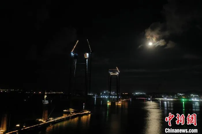 20日晚，深中通道中山大桥施工现场 曹阳 摄