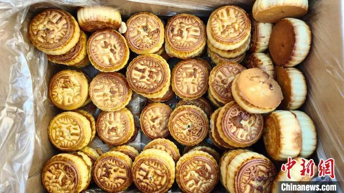 图为当地市场上的“素颜”散装月饼。　朱强 摄