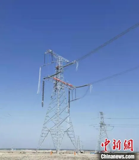 莎车-和田Ⅱ回750千伏输电线路工程线路全长320多千米，新建铁塔682基。　黄俊珲 摄