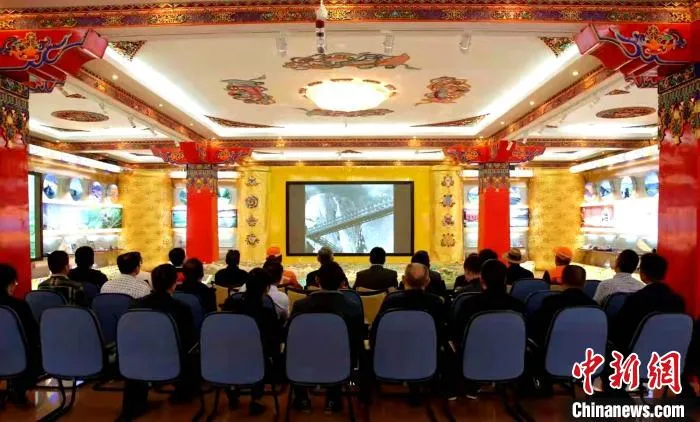 图为参观者在西藏自治区“两路”精神纪念馆观看“两路”宣传片。　西藏自治区交通运输厅供图