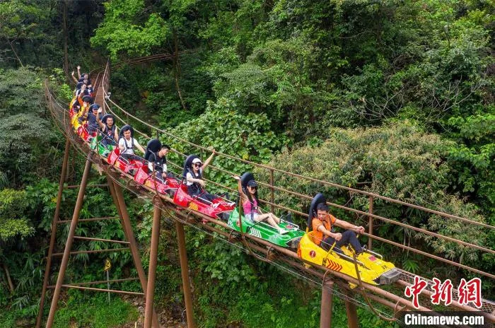 古龙峡体验新项目“悬崖飞车” 杜斯华 摄