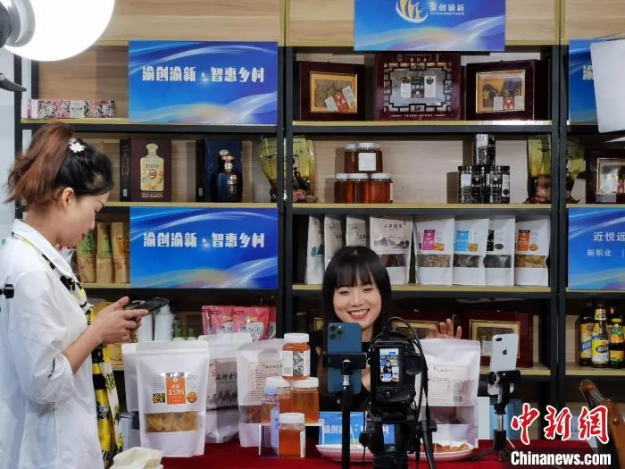 图为直播带货。　重庆人社供图