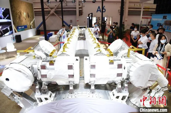 为期四天的2021世界机器人大会9月10日在北京开幕。图为展示的大型空间站机械臂。　侯宇　摄