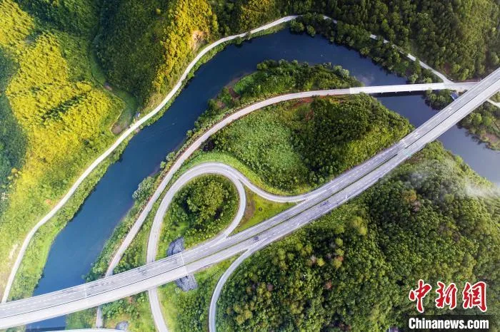 航拍下的景婺黄高速公路婺源段，风光旖旎。(资料图) 诸葛柏铭 摄