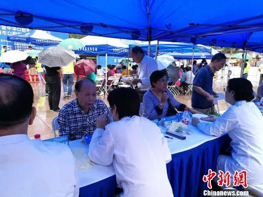 资料图：来自上海各大医院及各区牙防所的30多位资深的口腔医学专家24日现场解答口腔疾病相关问题，并为民众提供免费的口腔检查。　陈静 摄