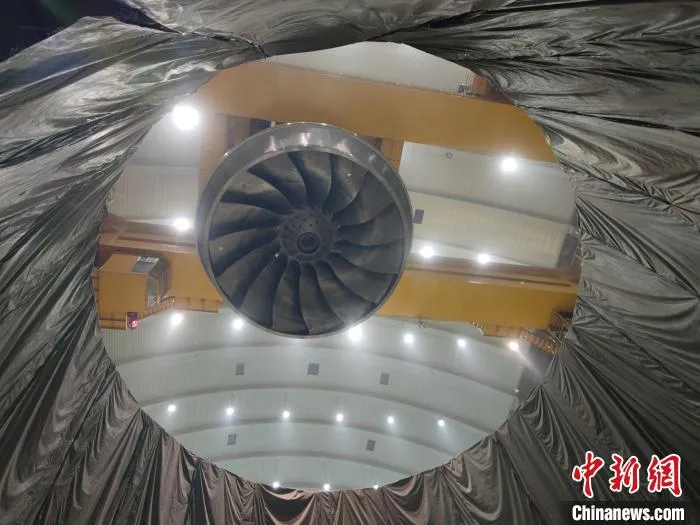 白鹤滩水电站13号机组转轮吊装中。葛洲坝机电公司供图
