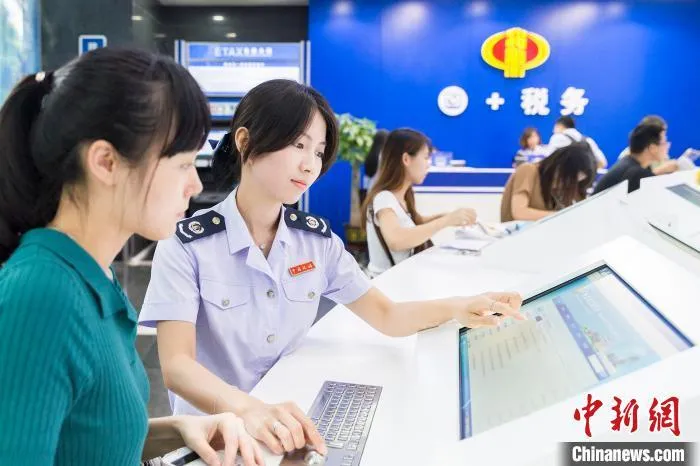 税务工作人员为市民办理涉税业务。广东省税务局供图
