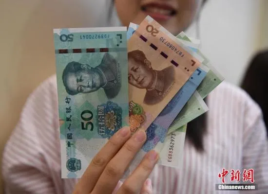 资料图：在三亚国际免税城内排队的旅客。　记者王晓斌 摄