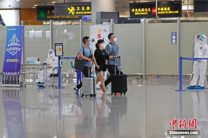 旅客从浦东国际机场前往自己的目的地。 汤彦俊 摄