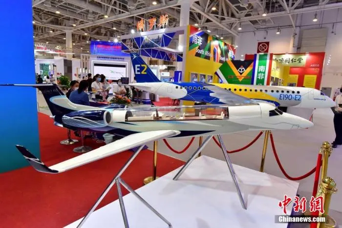 图为嘉宾在投洽会巴西航空工业公司展馆参观。张斌 摄